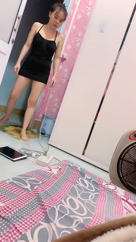 Chịch em idol liveshow đầm đen hai dây